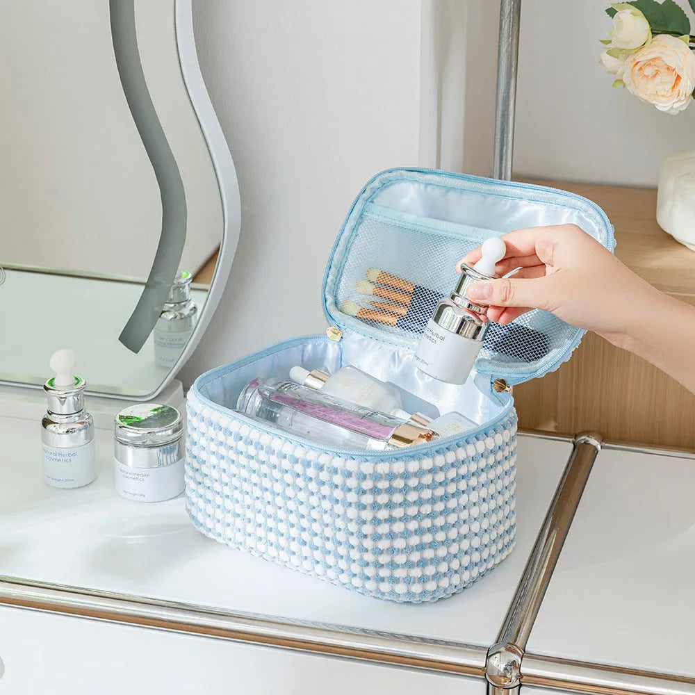Four cube-style flannelette makeup bags in polyester with modern simplicity design