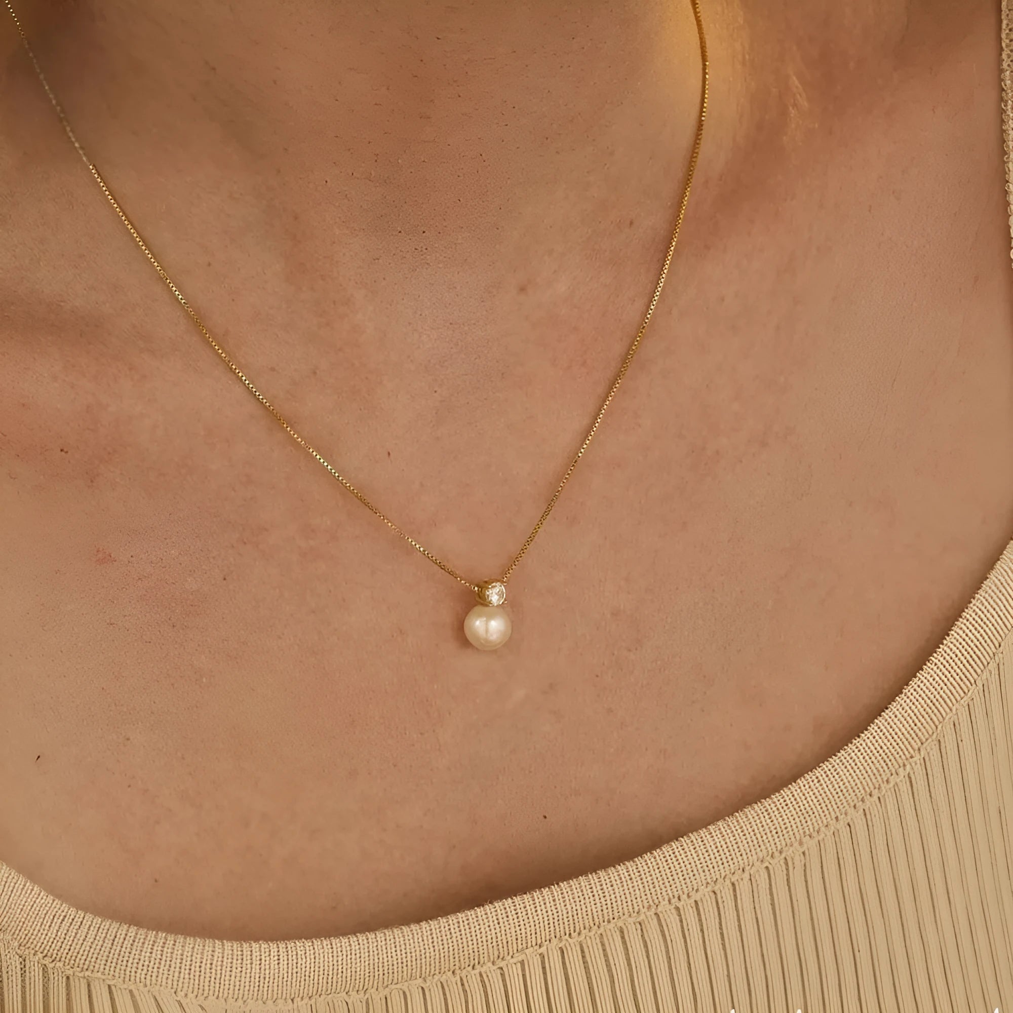 Simple stainless steel necklace with imitation pearl and zircon pendant on box chain
