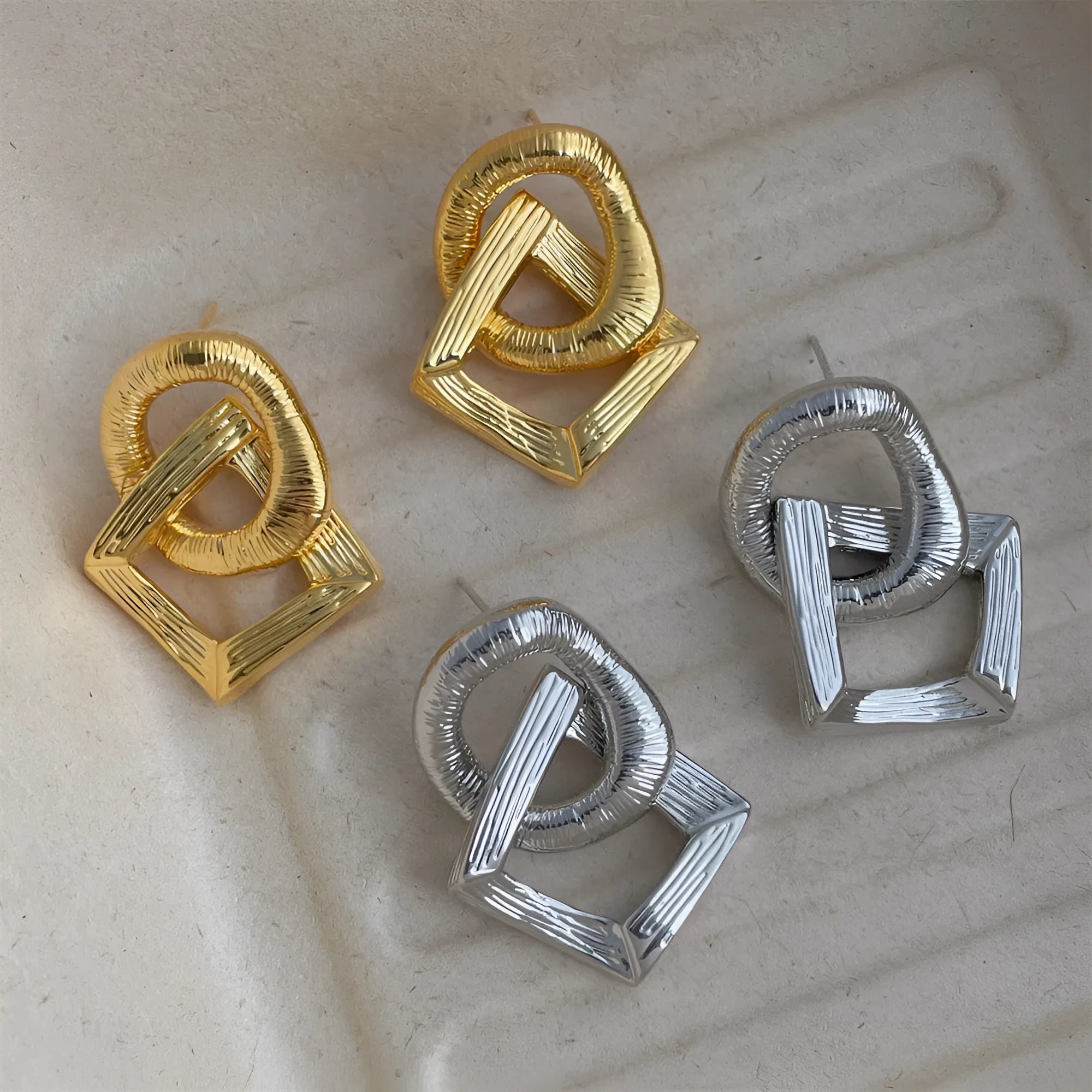 Geometric circle pendant earrings with retro style in gold or silver electroplated finish