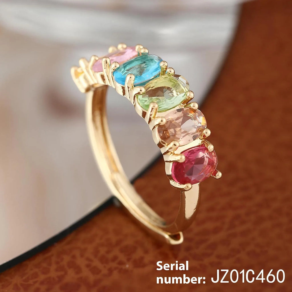 Women's gold-coloured adjustable zircon ring with simple retro design on finger