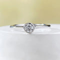 Minimalist crown-shaped silver ring with linear design in electroplated gold or platinum finish