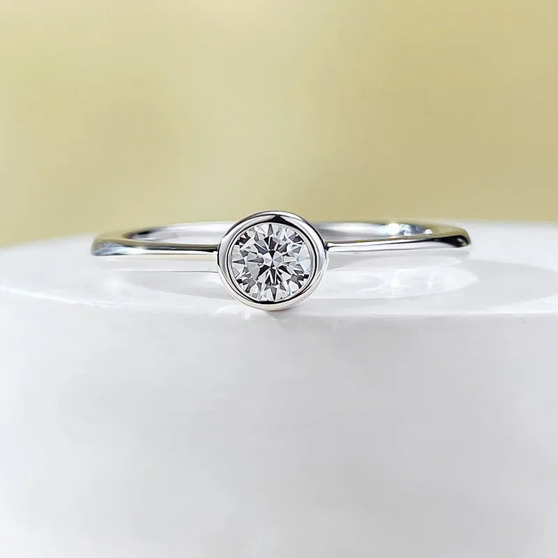 Minimalist crown-shaped silver ring with linear design in electroplated gold or platinum finish
