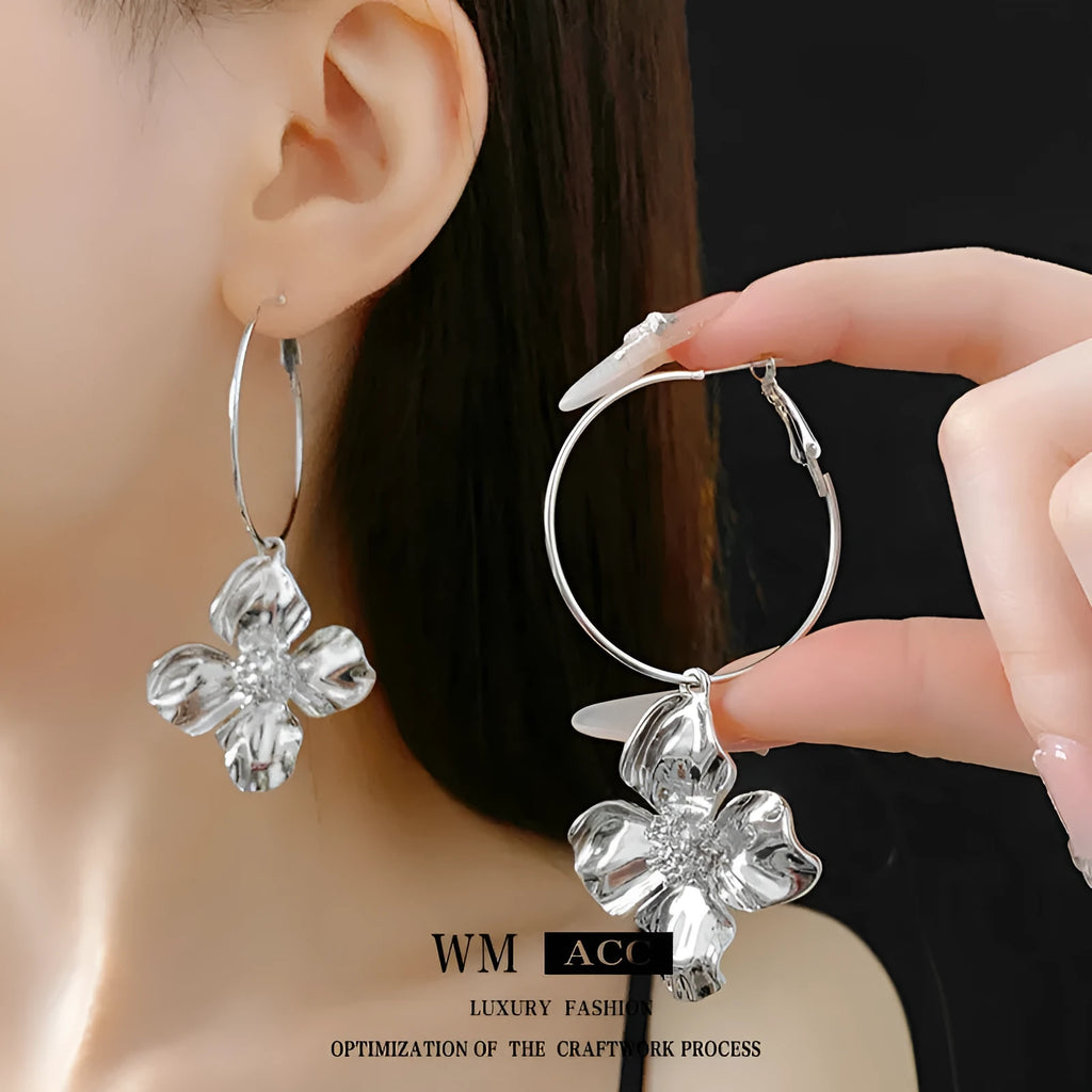Women's geometric flower earrings in gold or silver electroplated metal with cold style design