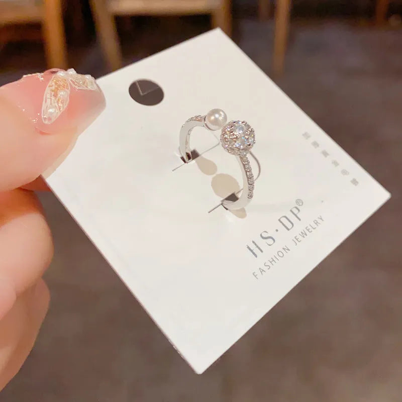 Open-end pearl ring with round zircon stones and thick gold plating in geometric shape design
