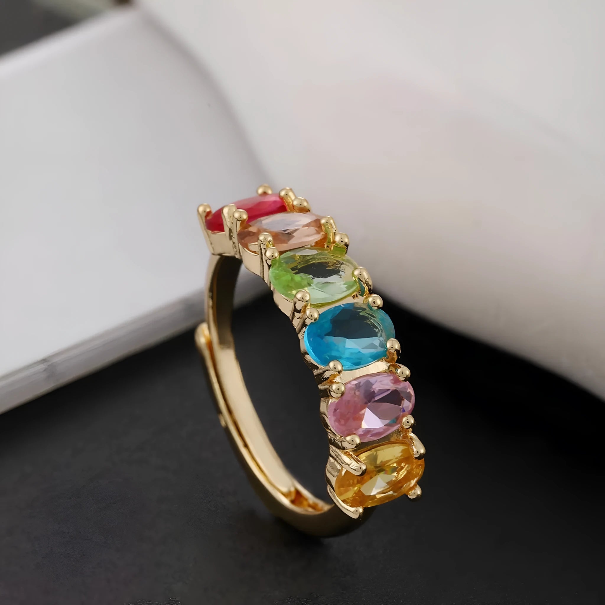 Women's gold-coloured adjustable zircon ring with simple retro design on finger