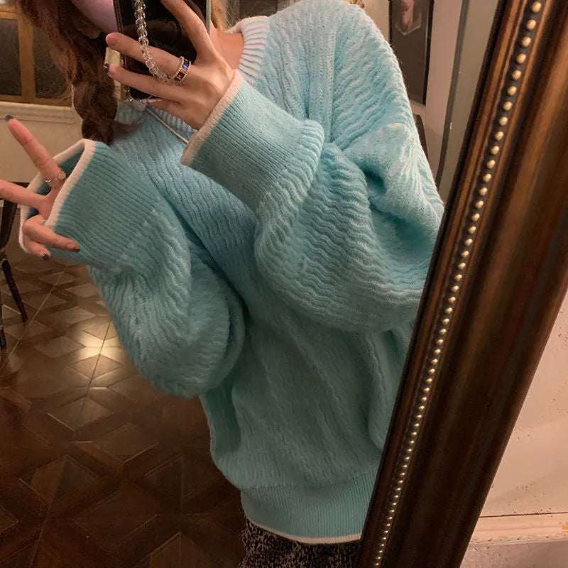 Women's loose pullover sweater in solid colours with regular sleeves