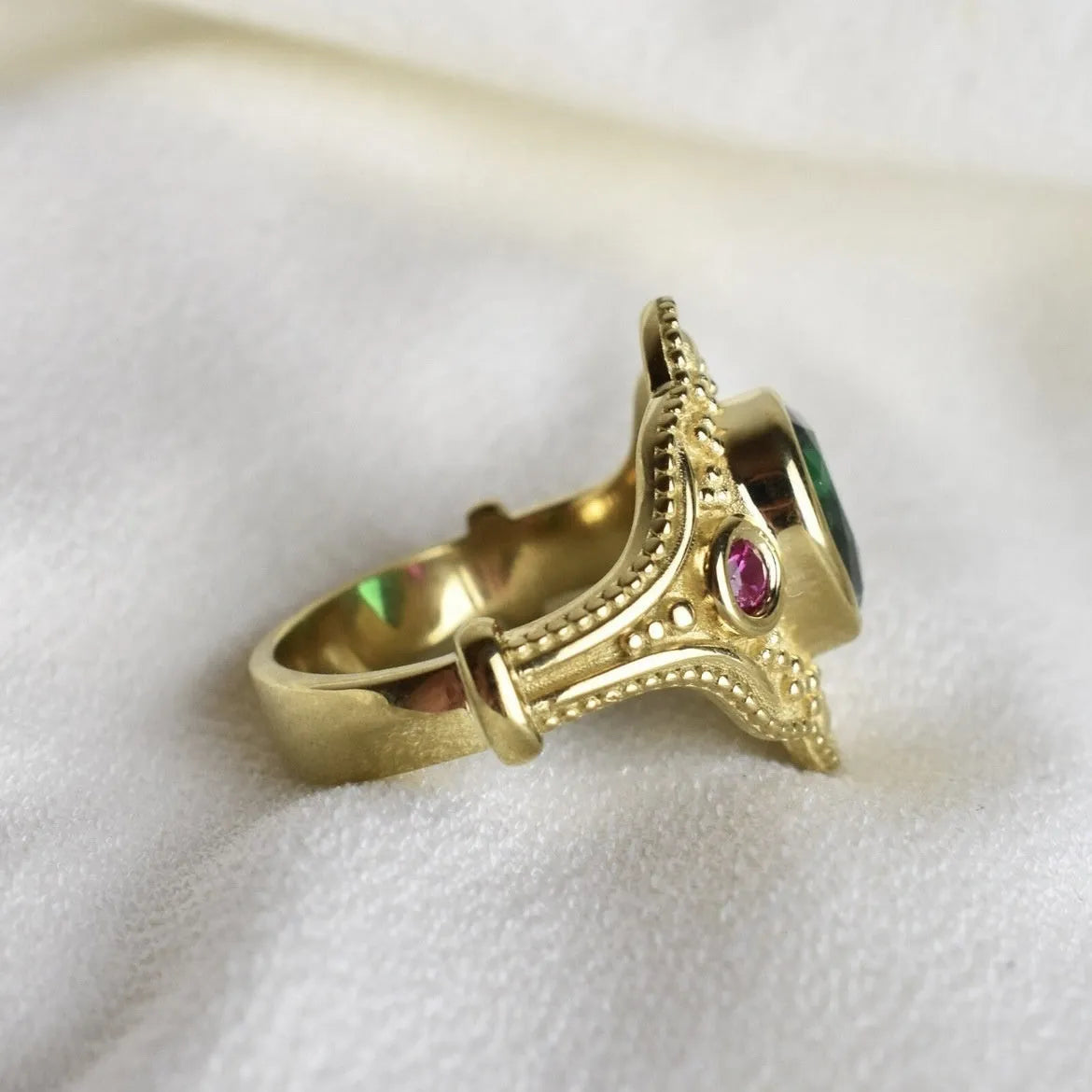 A gold-plated geometric ring for women in a golden Lvzuan colour on a hand.
