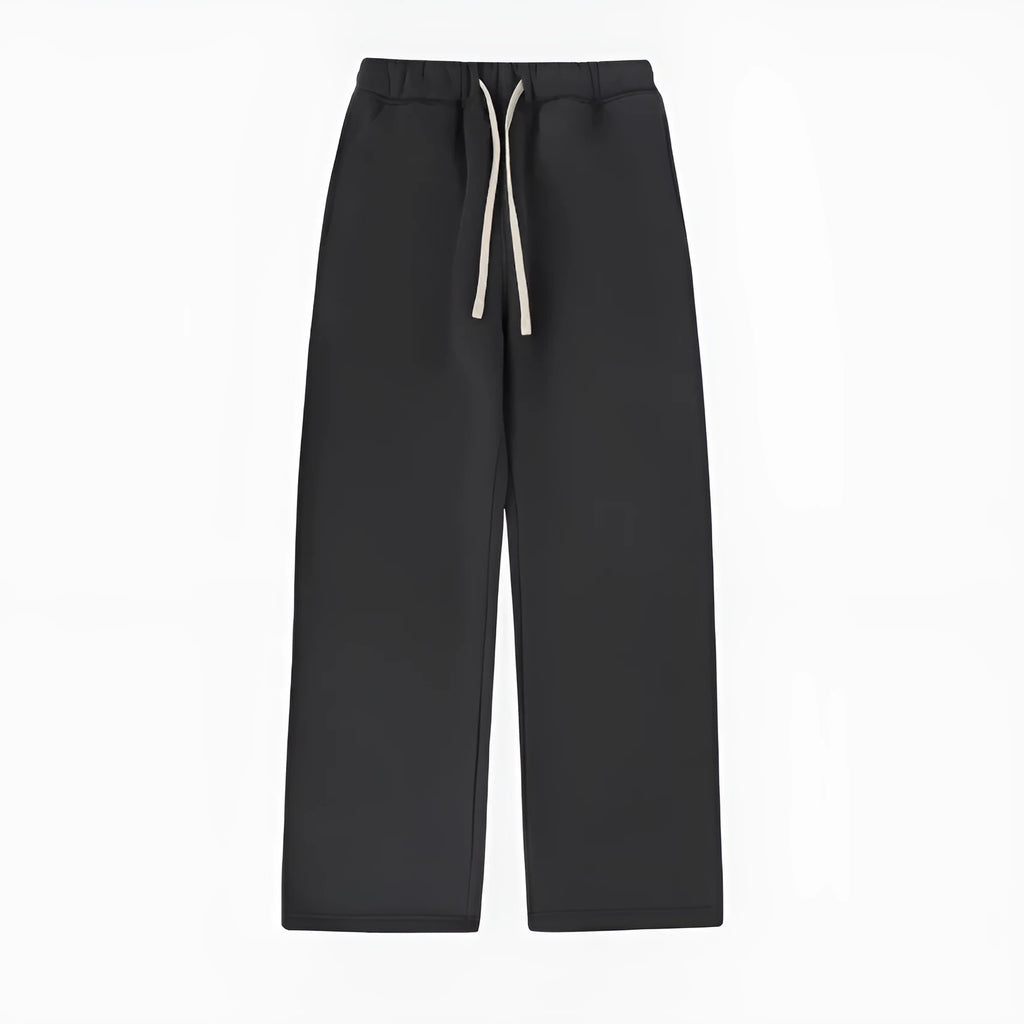 Man's black fleece-lined sweatpants with drawstring waist in loose fit