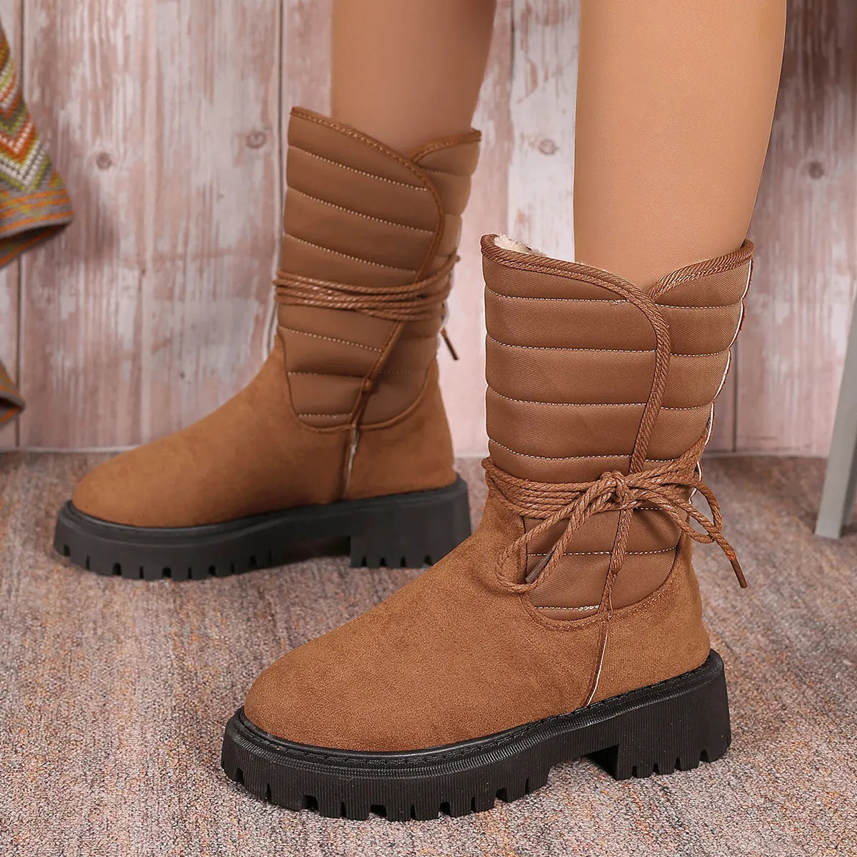 Women's chunky heel snow boots in suede with lace-up design and fleece lining