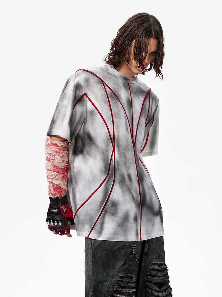 Short sleeve round neck T-shirt with padded shoulders and three-dimensional line patchwork design