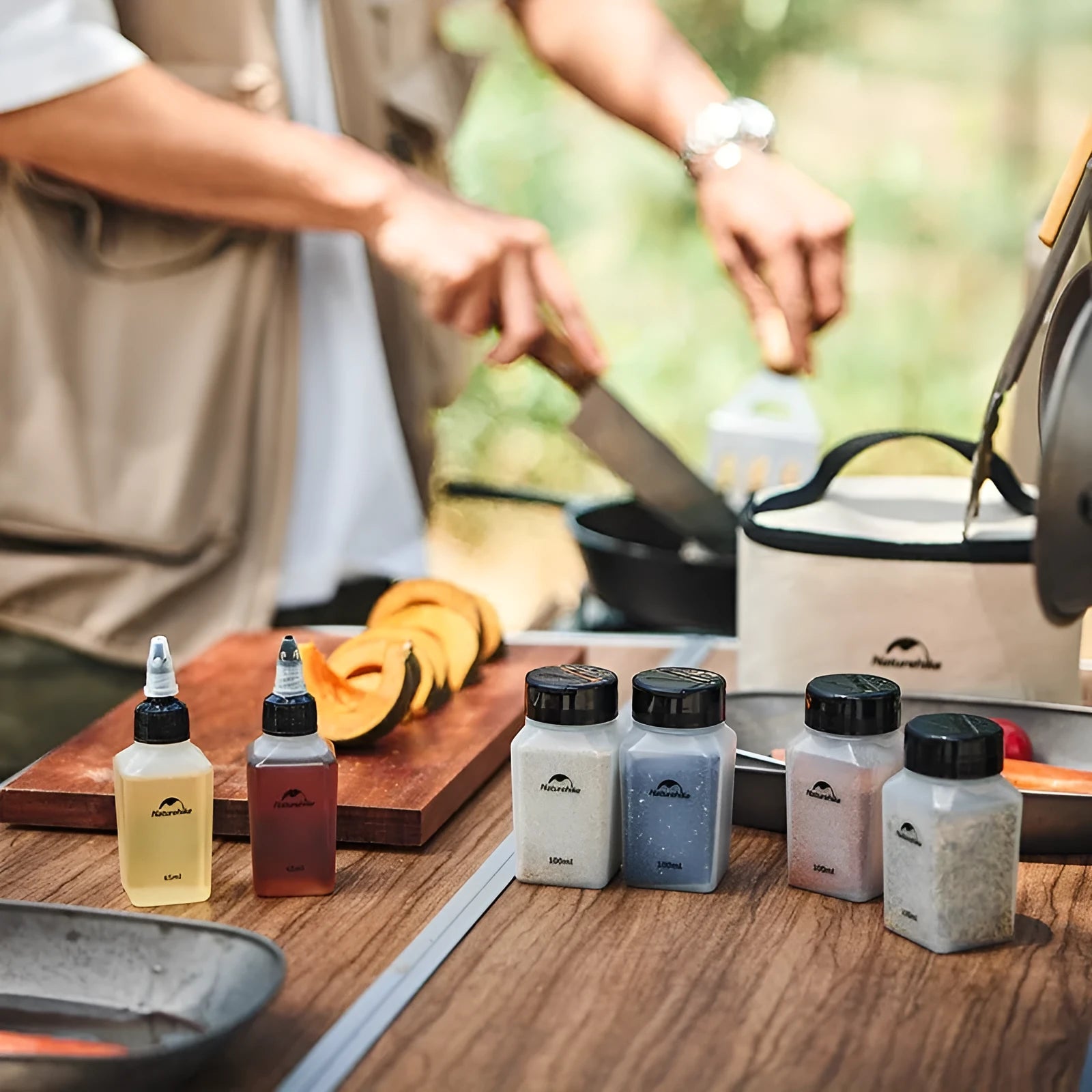 Naturehike portable six-piece plastic seasoning bottle set for outdoor picnics and camping.