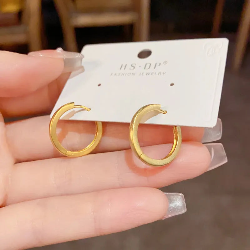 Women's simple geometric round ear clip with gold or silver plating on copper base