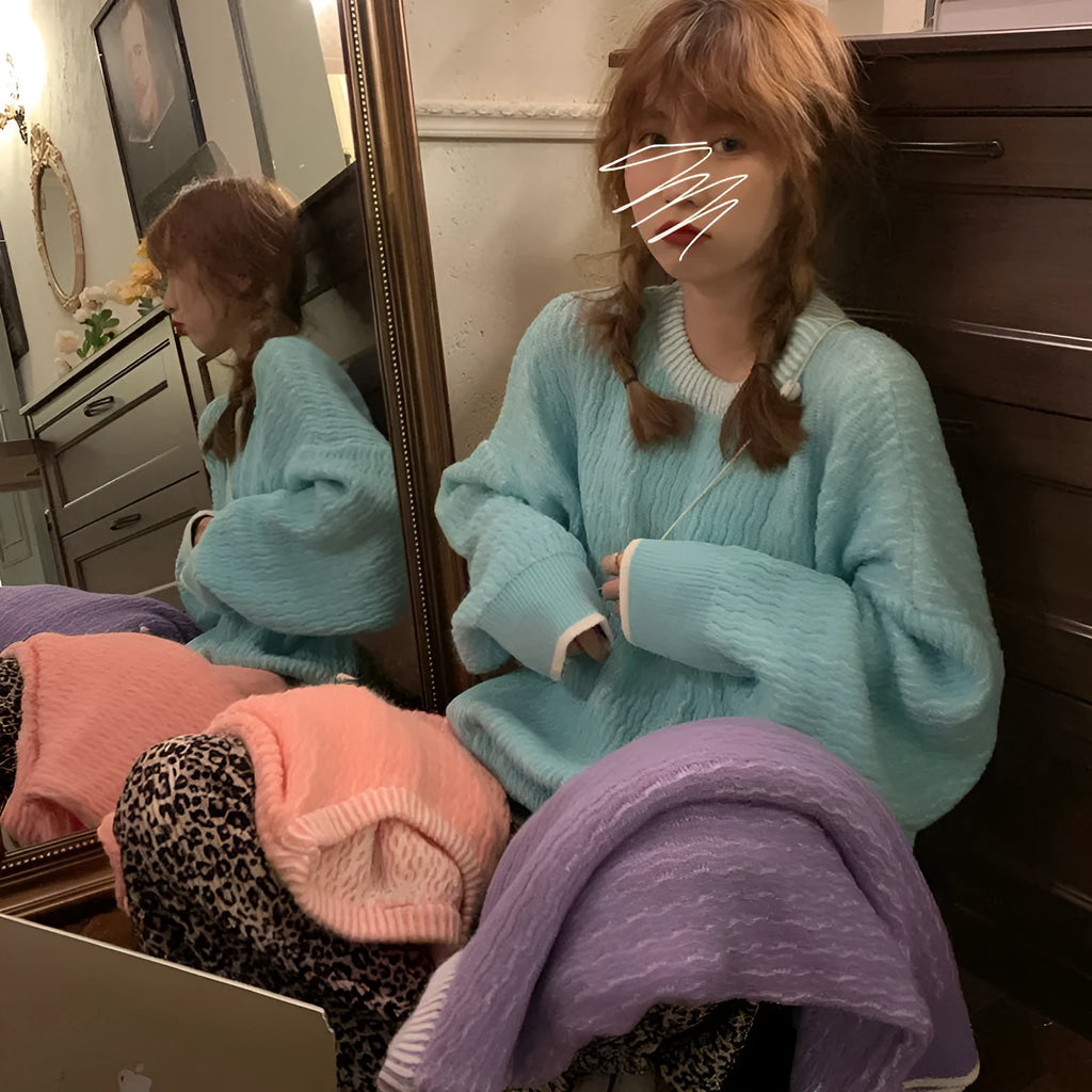 Women's loose pullover sweater in solid colours with regular sleeves
