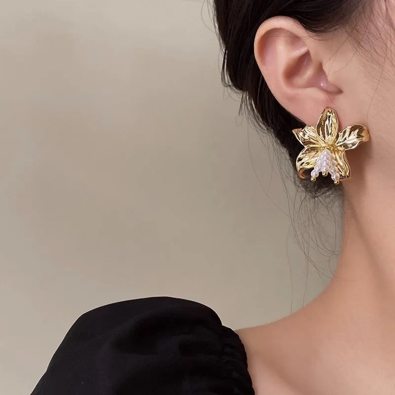 Gold H1795 metal flower earrings with exaggerated floral shape and niche style design for women