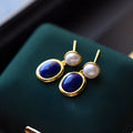 A pair of simple lapis lazuli pearl earrings with 925 silver settings and auspicious patterns.