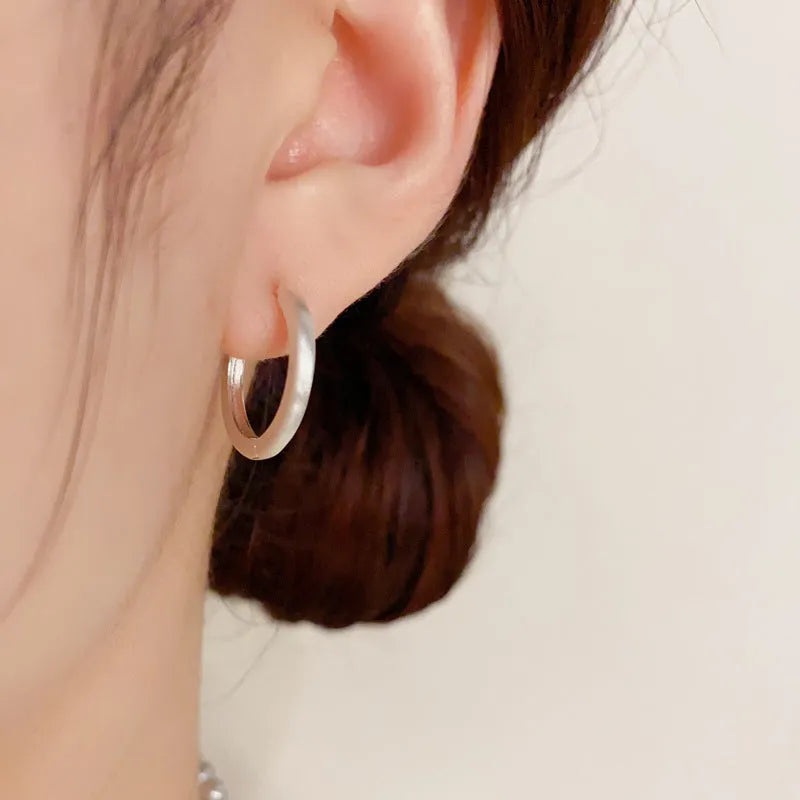Women's simple geometric round ear clip with gold or silver plating on copper base