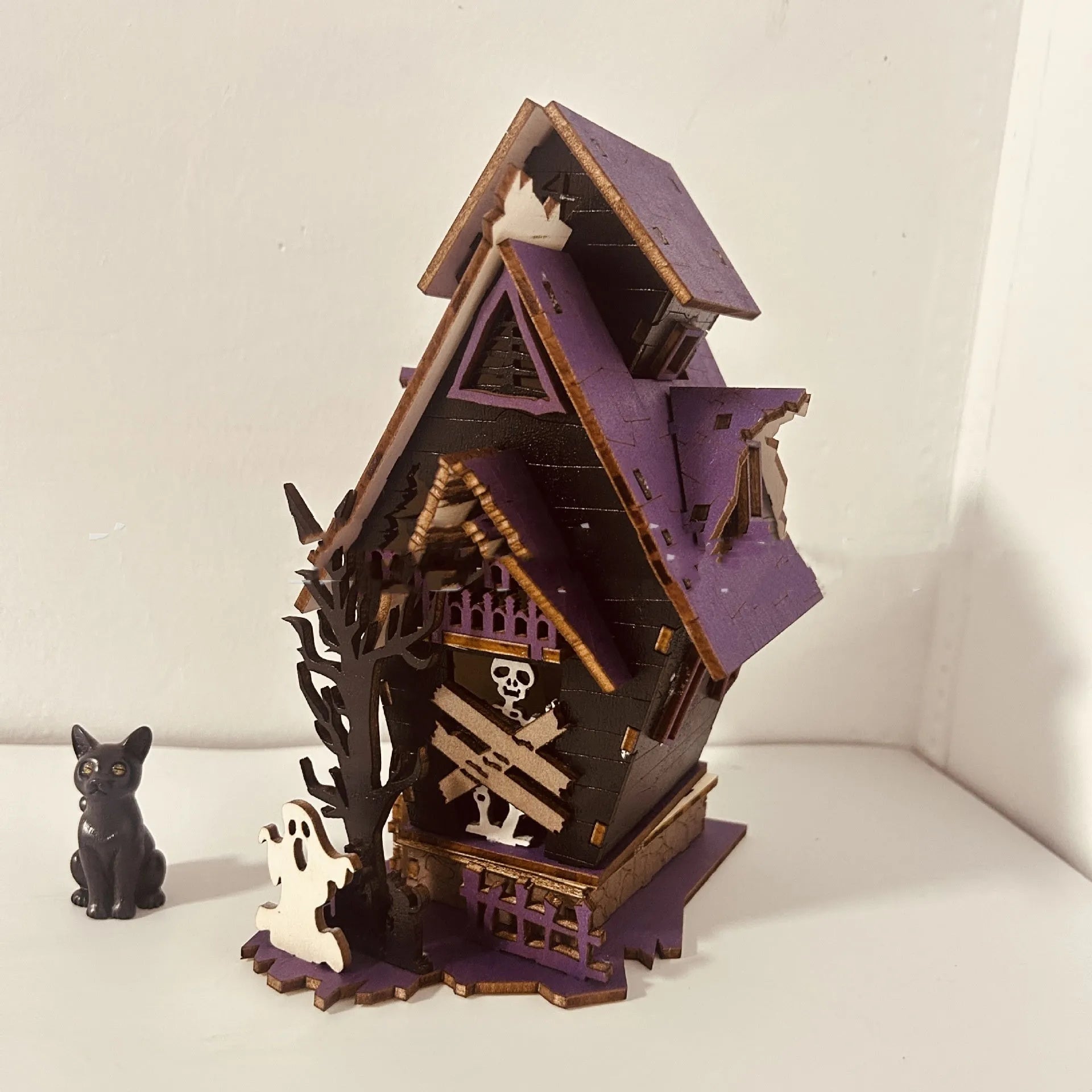 Wooden haunted house Halloween table decoration with glowing luminous effect, measures 14x10.5x19cm