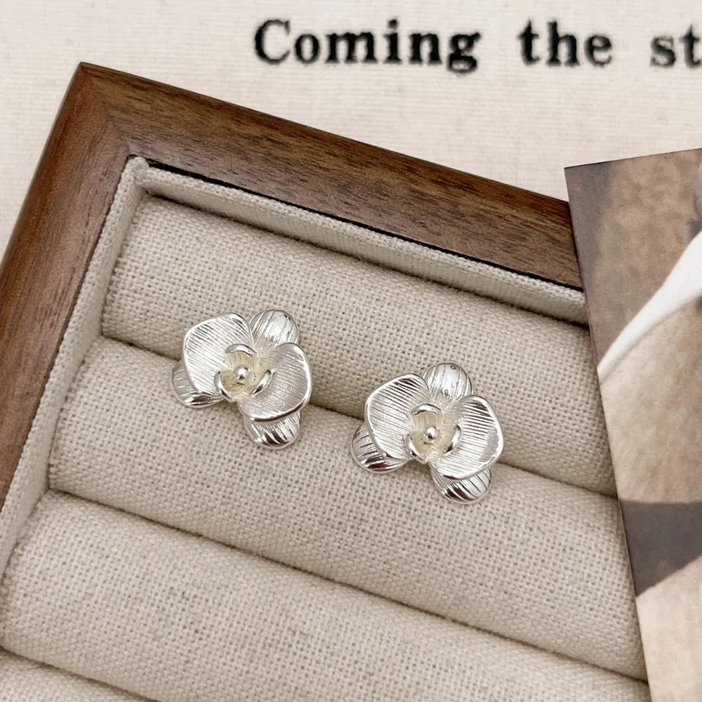 Retro floral fashion earrings with petal details in gold or silver electroplated finish