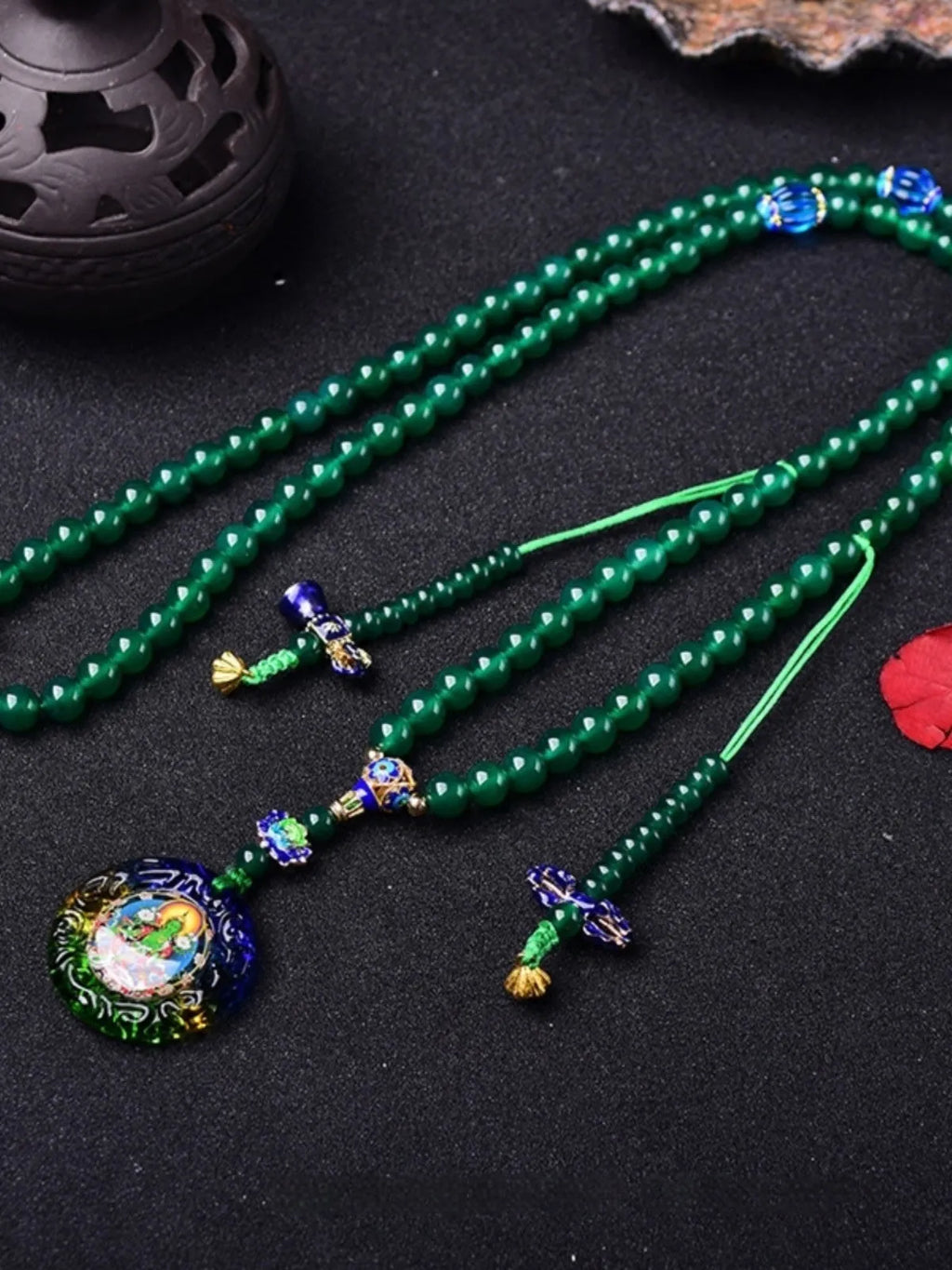 Handmade natural green agate bracelet with 108 beads and pendant, showing Thangka and Buddha bead style options.