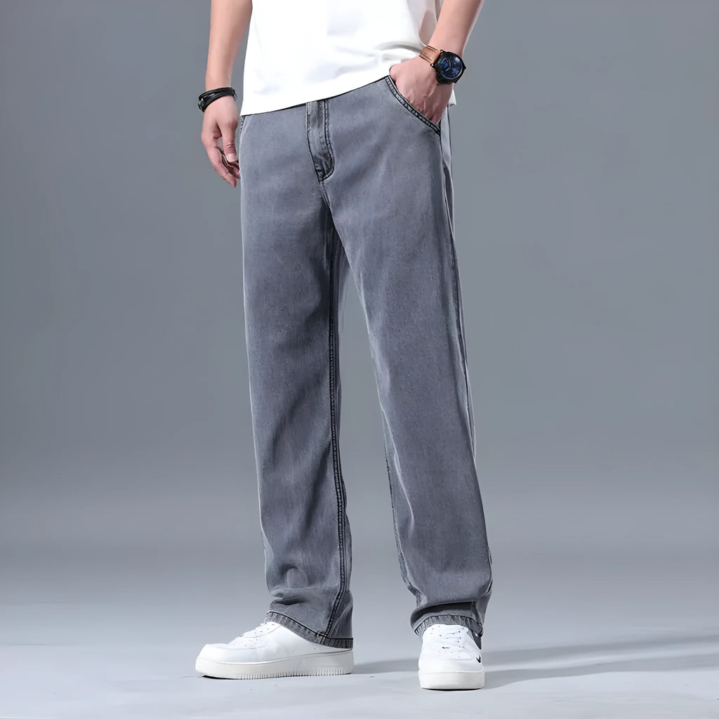 Men's loose fitting straight-leg jeans in lyocell fabric, shown in a light blue colour