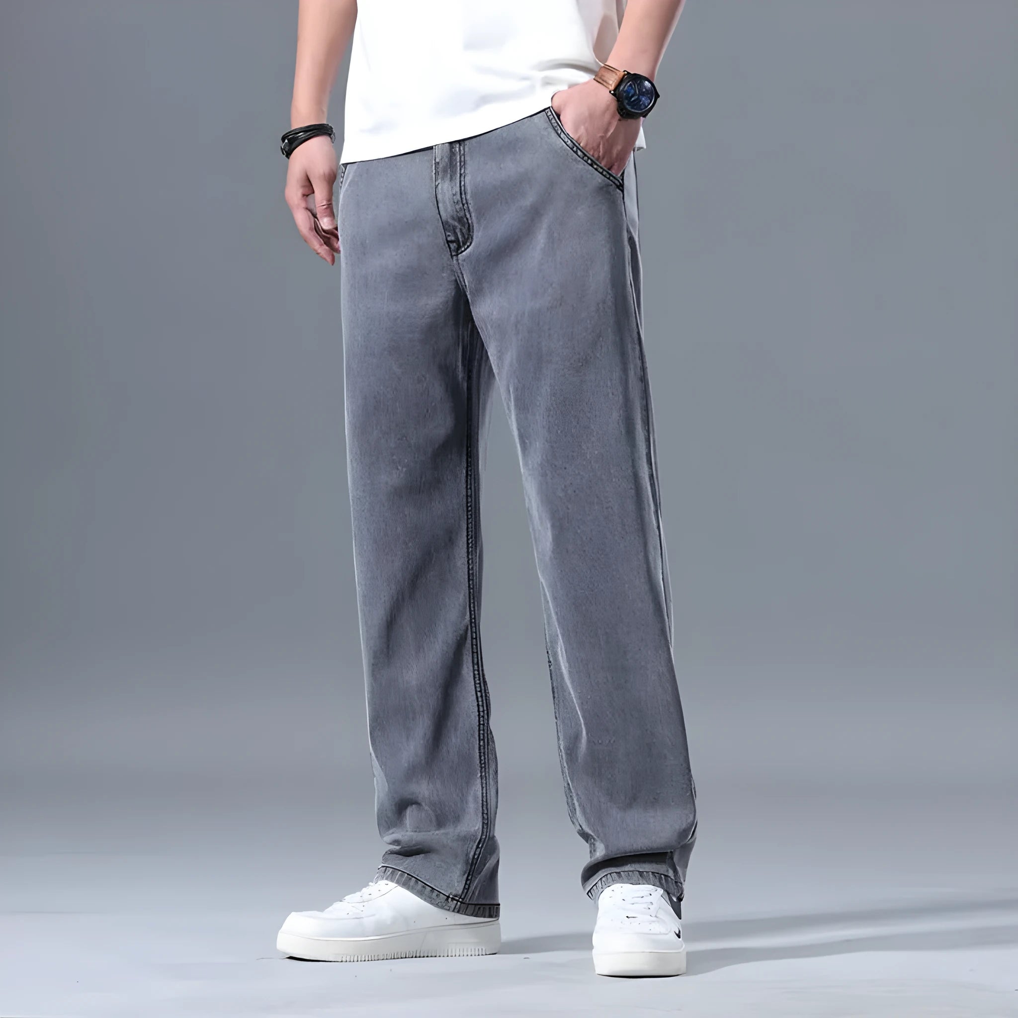 Men's loose fitting straight-leg jeans in lyocell fabric, shown in a light blue colour