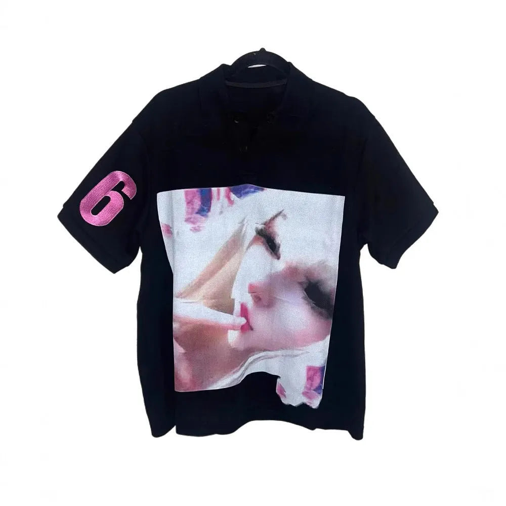 Short-sleeved printed polo shirt in polyester, shown in a straight medium-length fit.