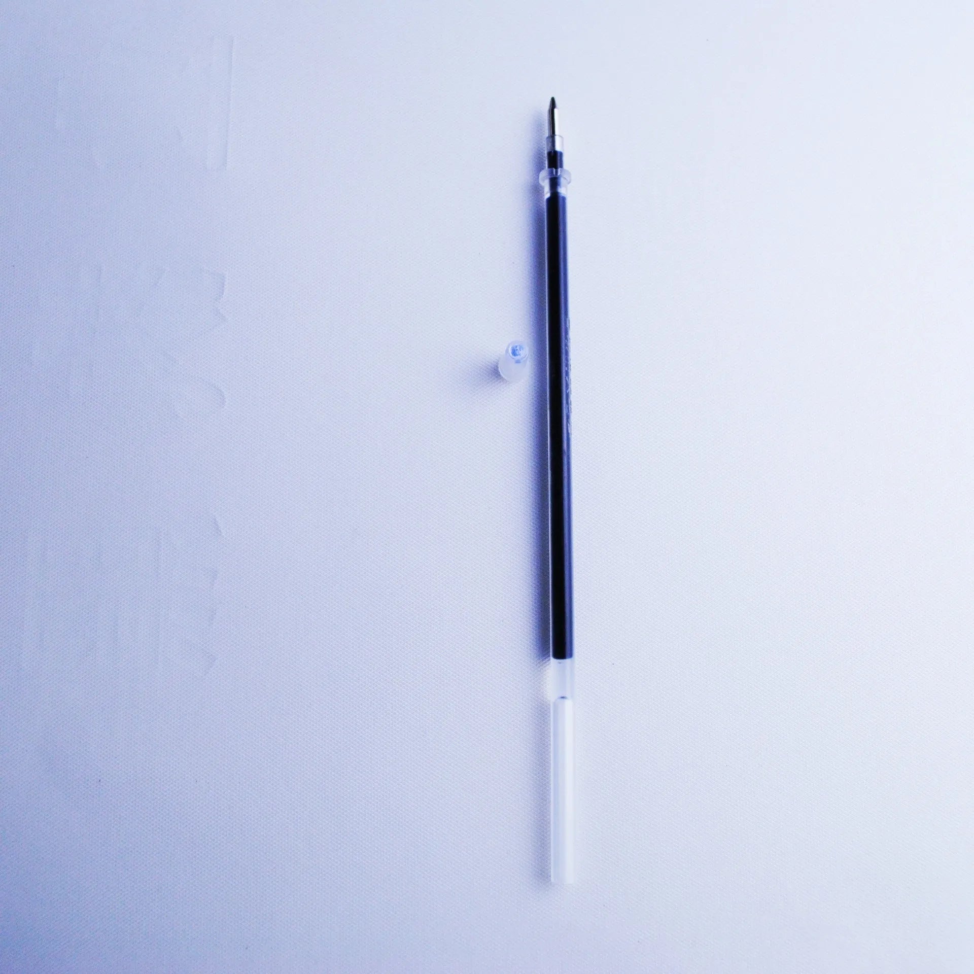 Automatic fading ink pen set with 0.5mm tip, blue refills and pen holder