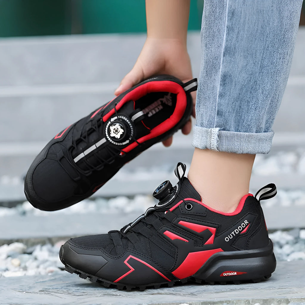 Men's lightweight hiking shoe in synthetic leather with elastic fastening and rubber sole.