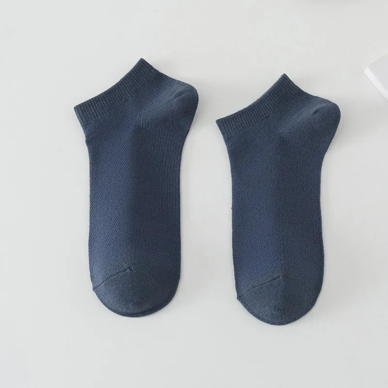 Men's low-cut polyester boat socks in solid colours showing breathable casual design