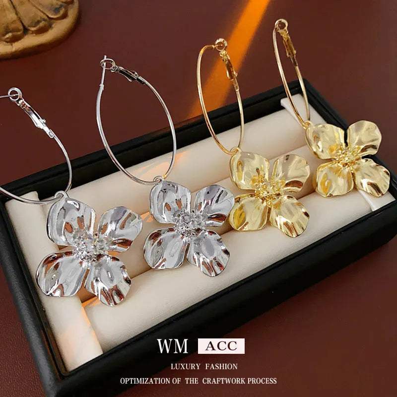 Women's geometric flower earrings in gold or silver electroplated metal with cold style design