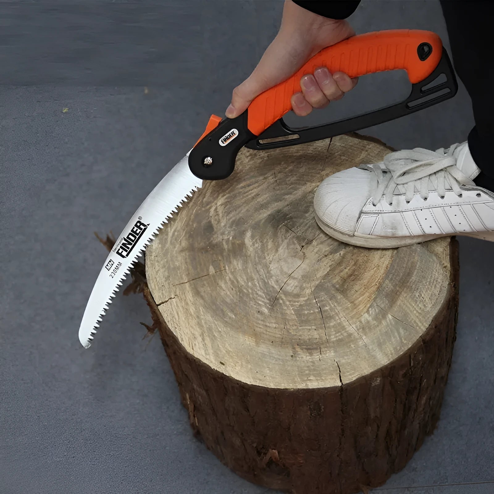 Folding garden saw with extended 230mm blade and TPR handle