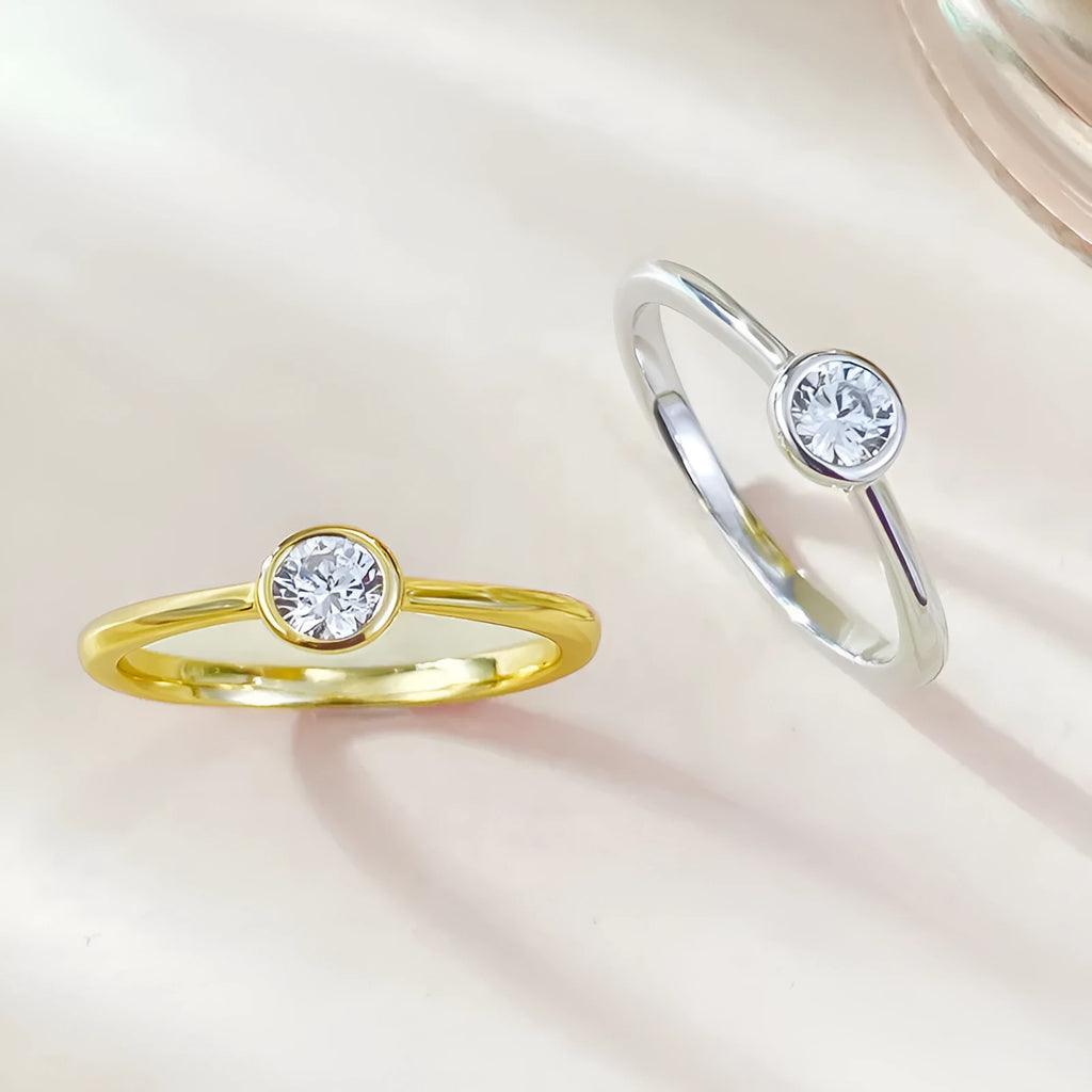Minimalist crown-shaped silver ring with linear design in electroplated gold or platinum finish