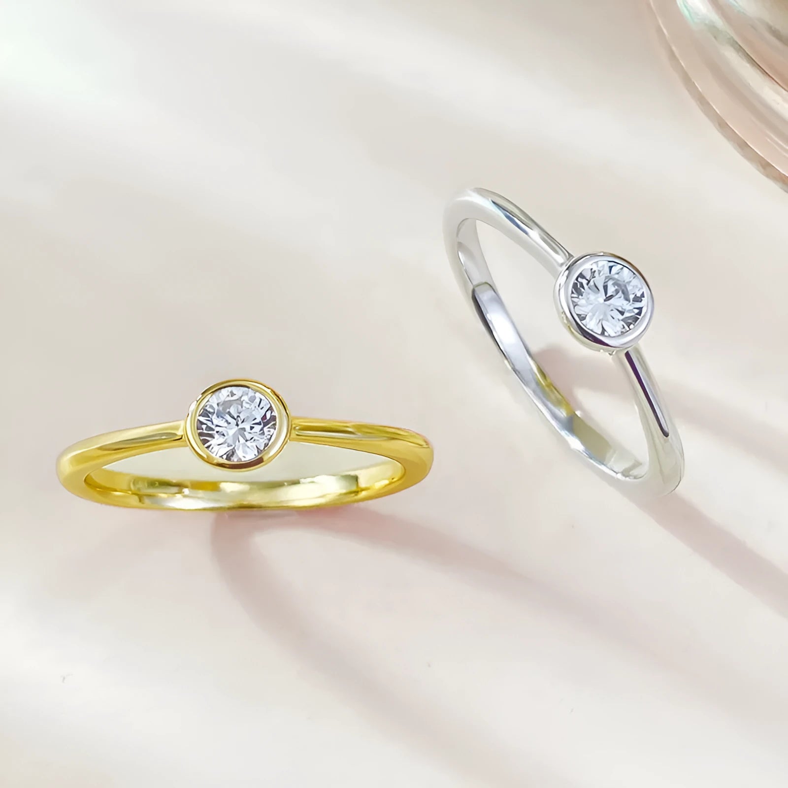 Minimalist crown-shaped silver ring with linear design in electroplated gold or platinum finish