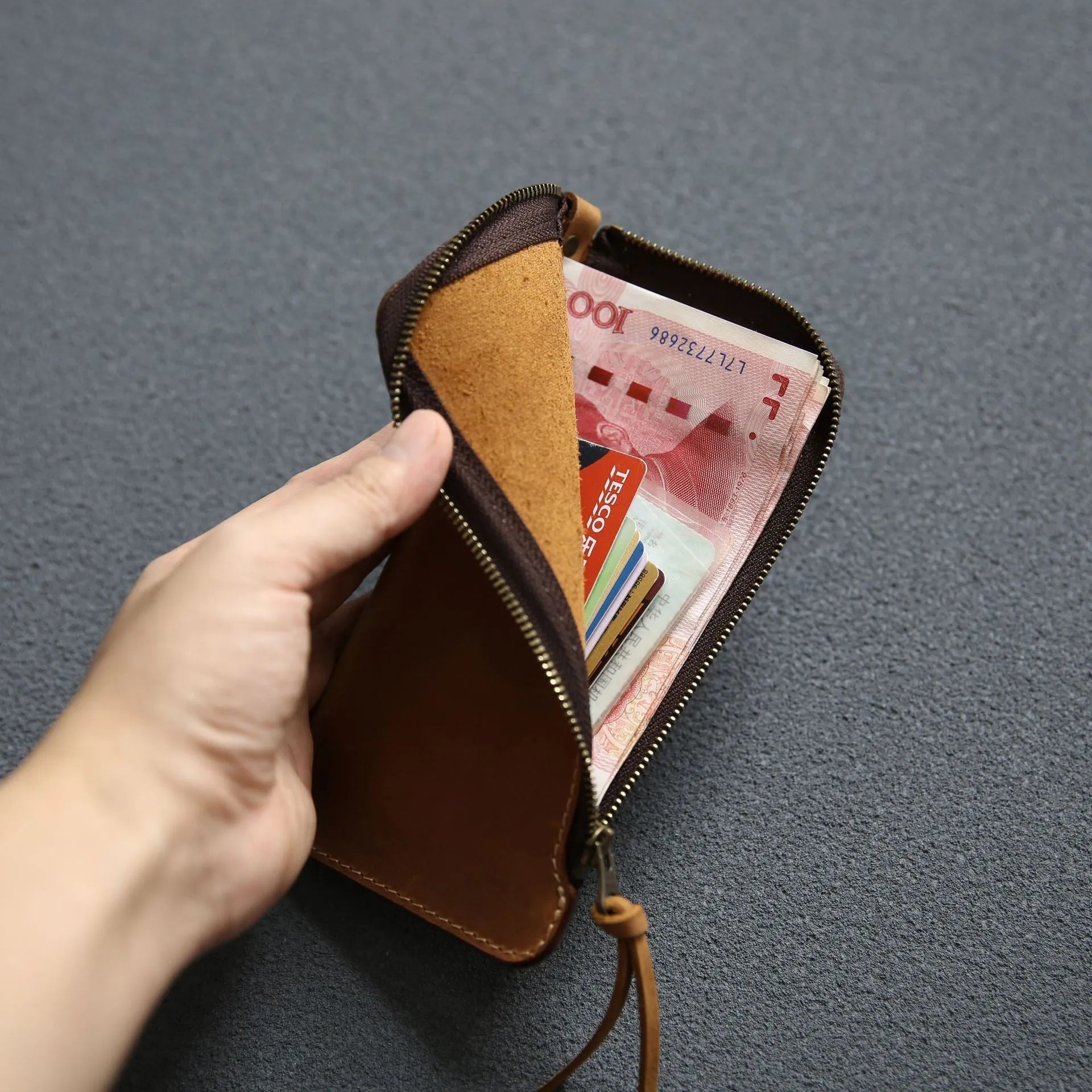 Genuine leather zipper wallet in dark brown Crazy Horse finish, top layer cowhide lining, 18 cm length