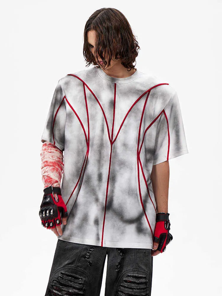 Short sleeve round neck T-shirt with padded shoulders and three-dimensional line patchwork design