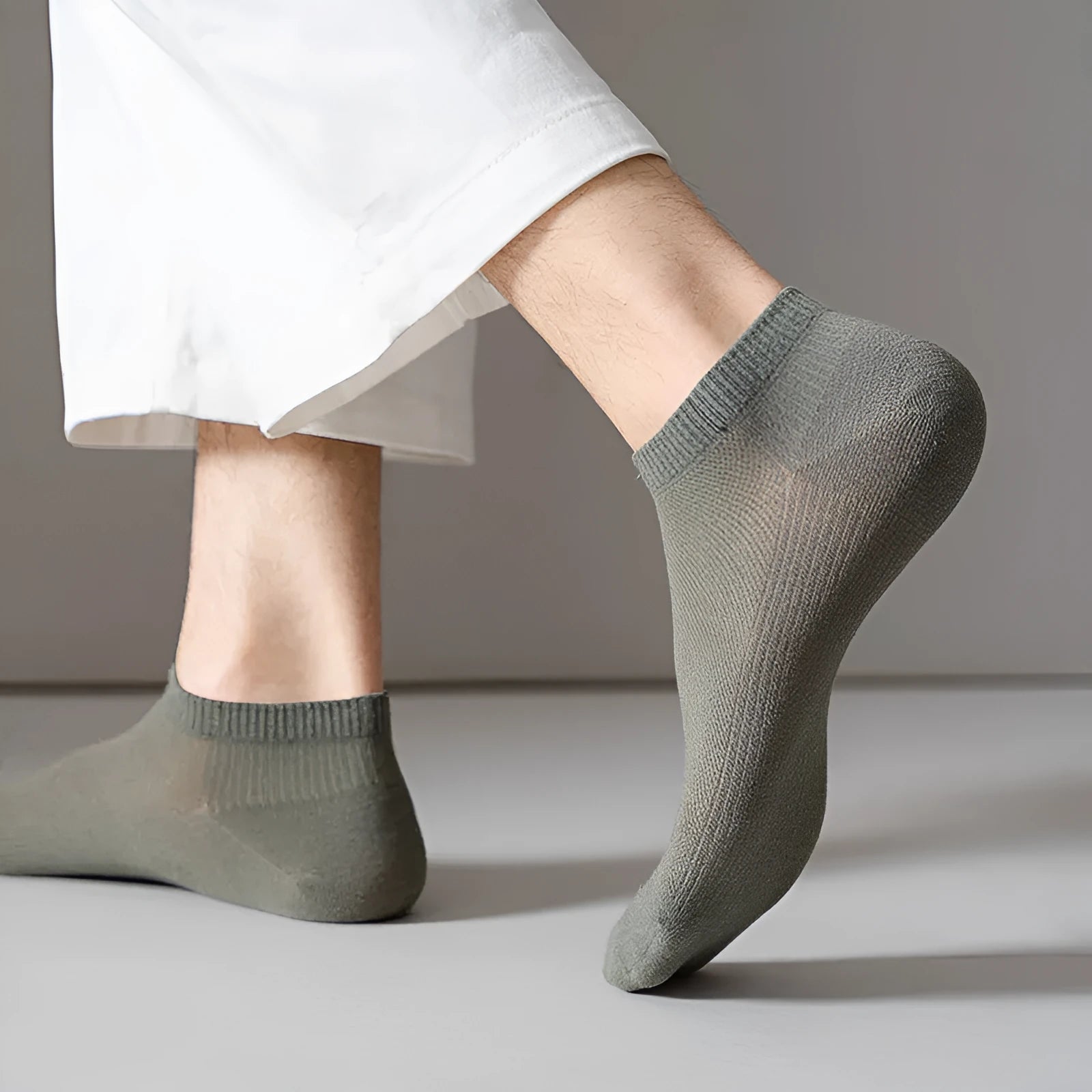 Men's low-cut polyester boat socks in solid colours showing breathable casual design