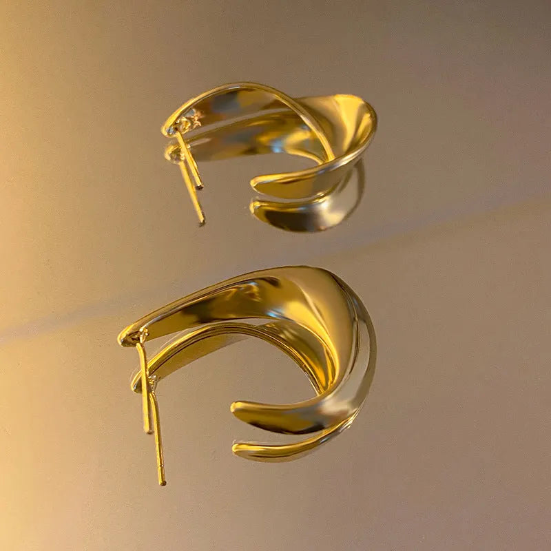 Geometric metal earrings with twisted design in gold or silver finish