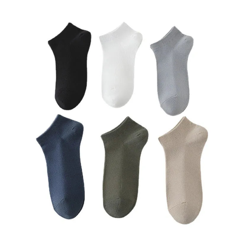 Men's low-cut polyester boat socks in solid colours showing breathable casual design