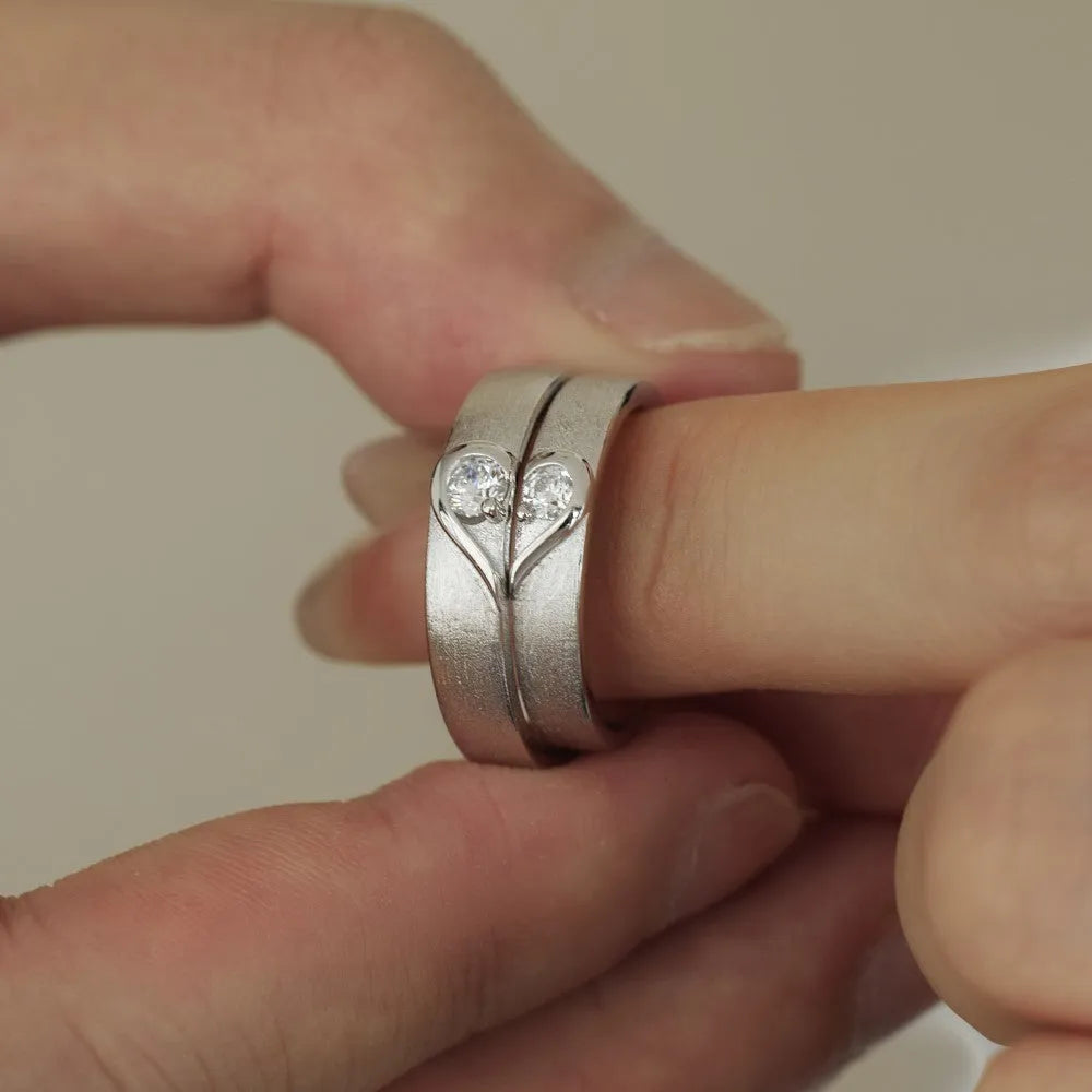 S925 sterling silver heart-shaped couple ring in platinum finish on plain background