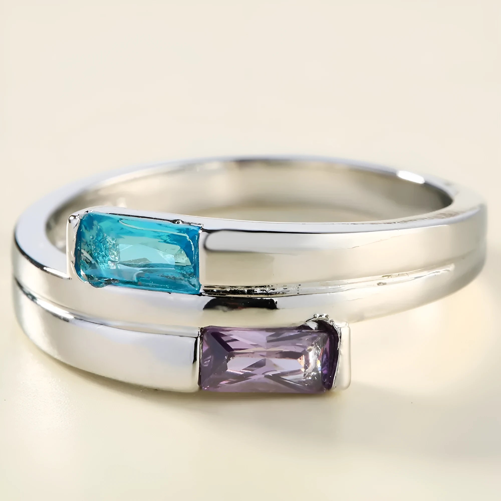 Copper electroplated ring with zircon stone in silver colour, European and American unisex design
