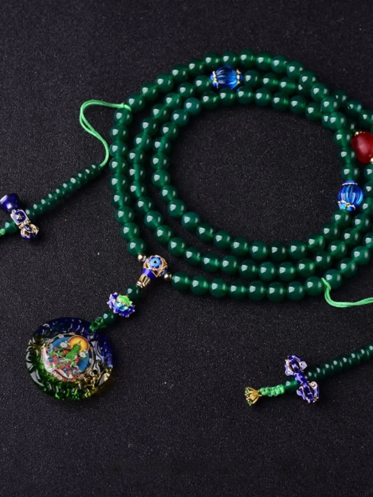Handmade natural green agate bracelet with 108 beads and pendant, showing Thangka and Buddha bead style options.