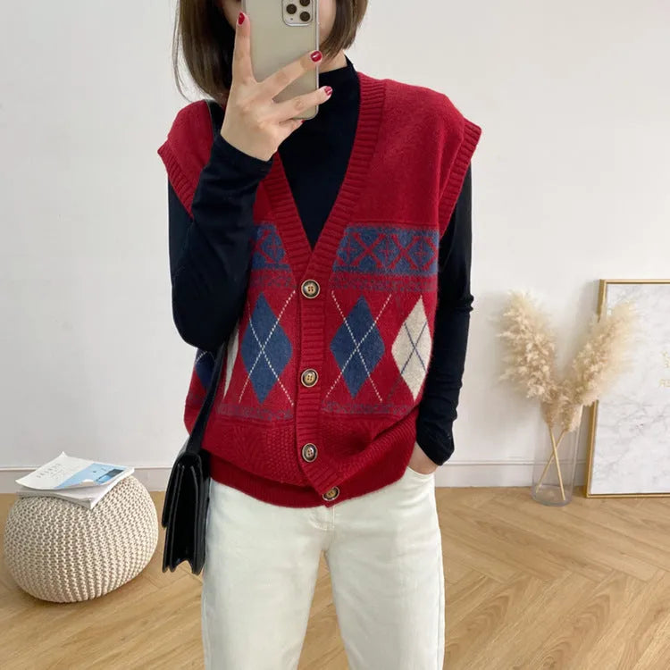 Diamond plaid pattern sleeveless cardigan in loose fit, shown in khaki colour