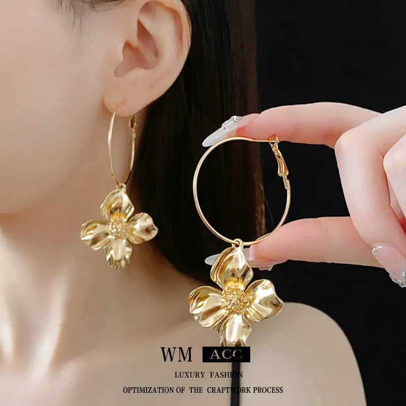 Women's geometric flower earrings in gold or silver electroplated metal with cold style design