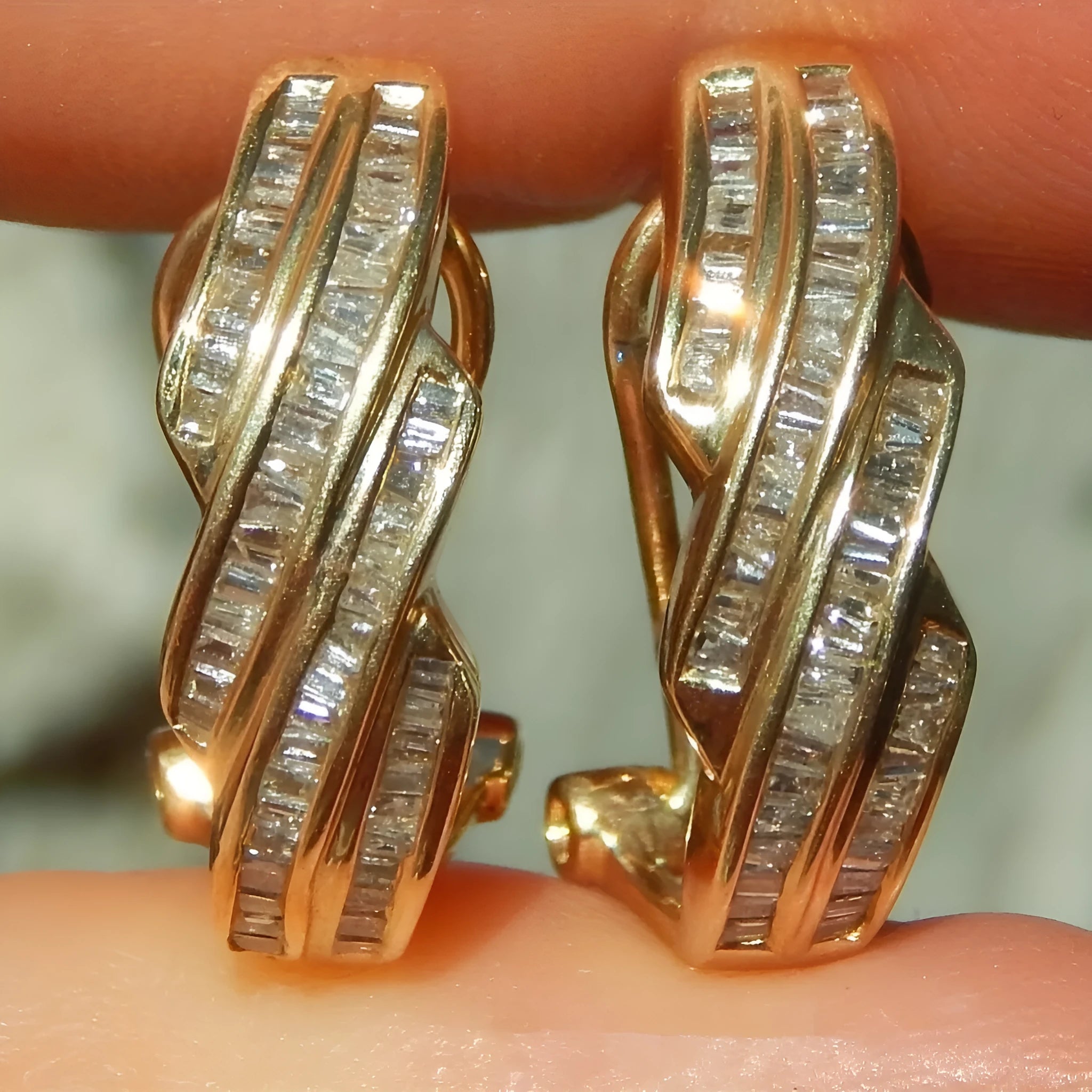 Gold geometric retro fashion earrings with round elements and copper construction