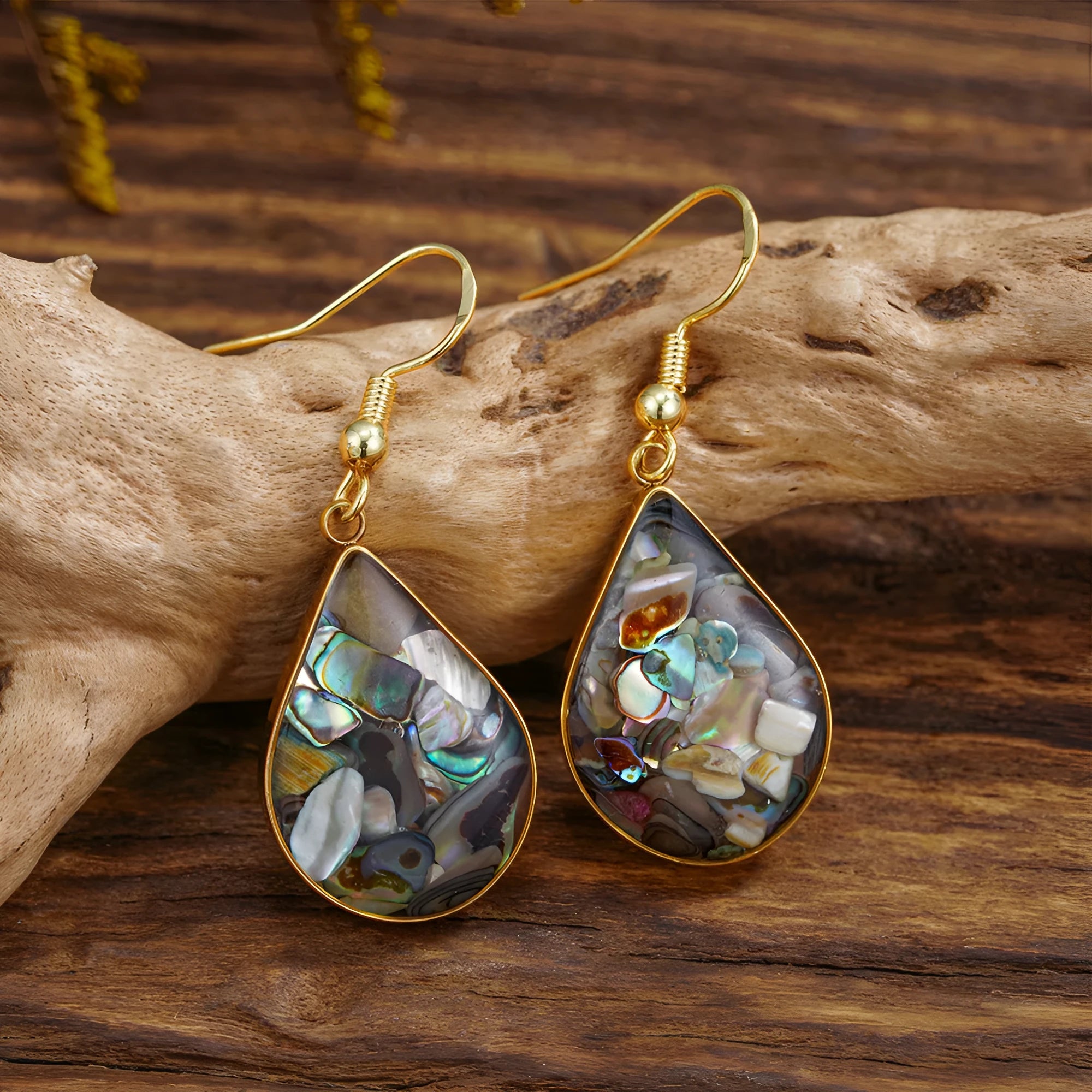 French retro teardrop-shaped abalone and shellfish earrings in 18K gold finish