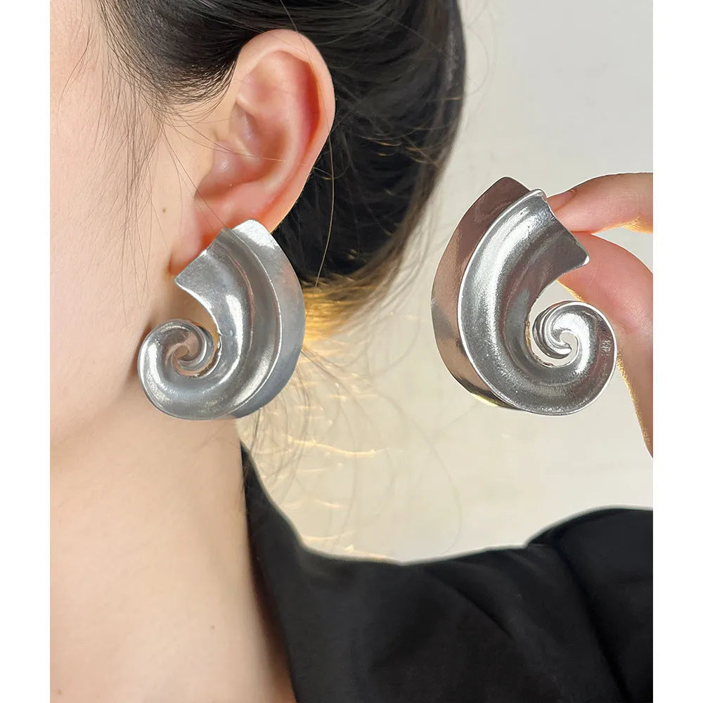 Geometric retro design ear studs with gold or silver finish, 5cm size