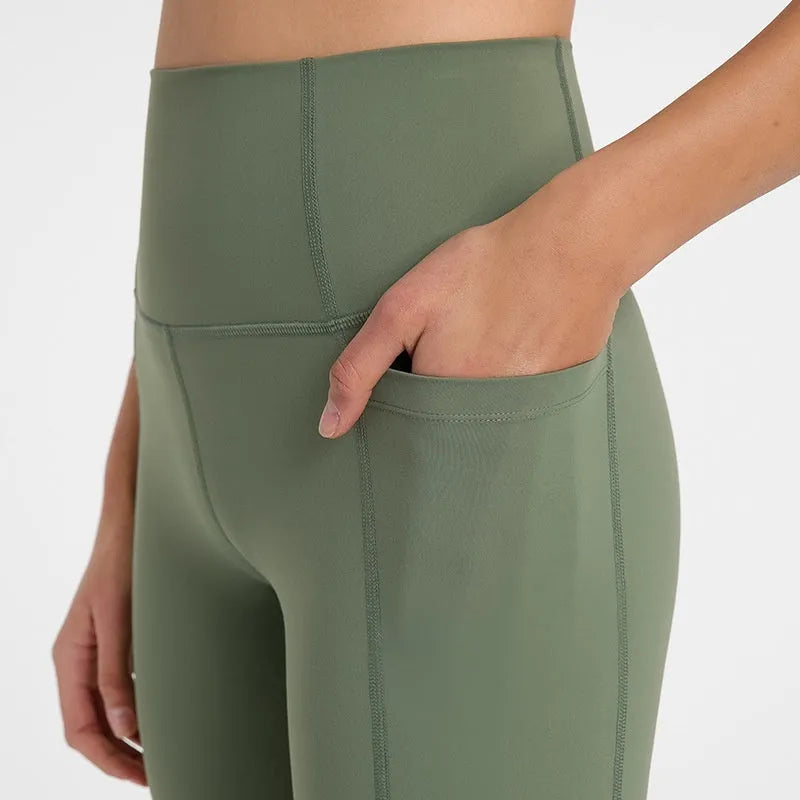 Women's solid colour mid-length sports shorts with super stretch cotton blend fabric.