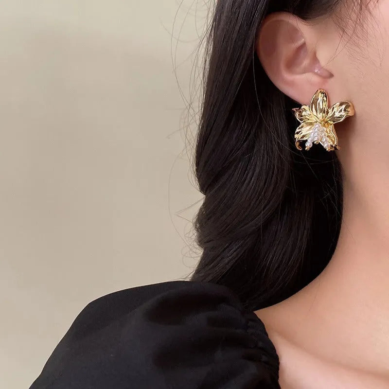 Gold H1795 metal flower earrings with exaggerated floral shape and niche style design for women