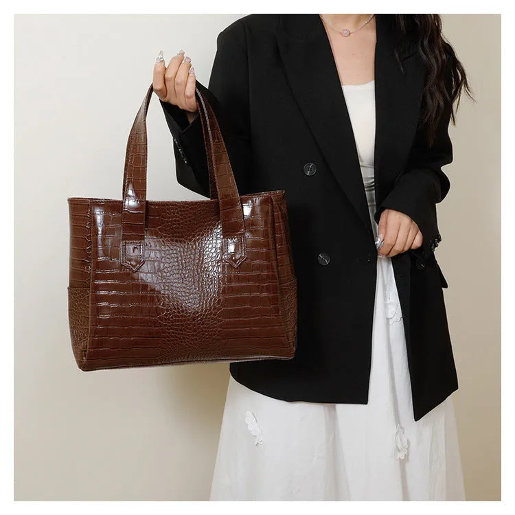 Crocodile pattern black large capacity one-shoulder commuter bag with double shoulder strap and sandwich pocket