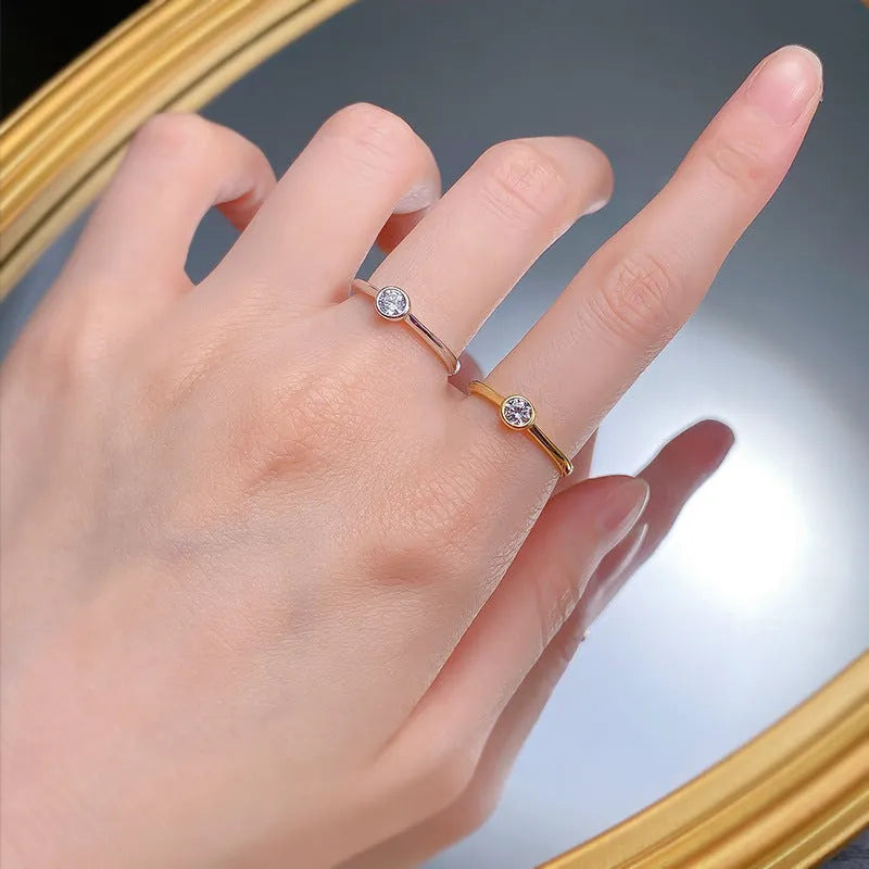 Minimalist crown-shaped silver ring with linear design in electroplated gold or platinum finish